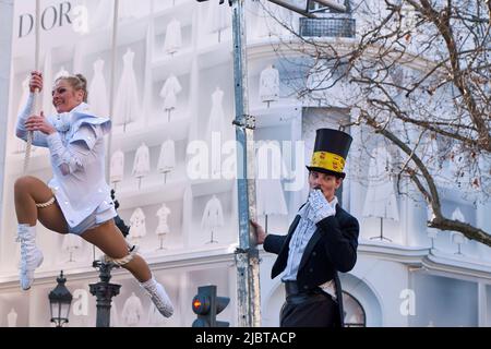 Francia, Parigi, Folies Bearnaises, Transhumances sugli Champs Elysees, grande sfilata al termine del Salone Internazionale dell'Agricoltura, acrobat Foto Stock