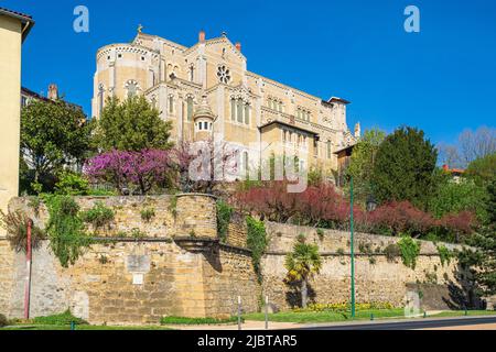 Francia, Ain, Trevoux, Saint-Symphorien chiesa e i bastioni della città medievale Foto Stock