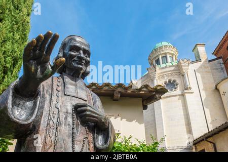 Francia, Ain, Ars-sur-Formans, Santuario di Ars dedicato a Saint Jean-Marie Vianney, patrono di tutti i sacerdoti dell'universo, Curé di Ars statua Foto Stock