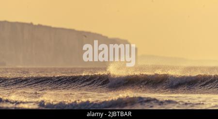 Francia, Somme, Ault, onda di fronte alle scogliere Foto Stock