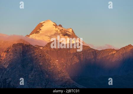 Francia, Savoia, Parco Nazionale della Vanoise, Val-d'Isere, la Grande Motte (3653 m). La parte settentrionale della montagna è la sede di un ghiacciaio che ripara il sito di sci estivo della località di Tignes Foto Stock