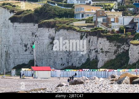 Francia, Senna Marittima, Côte d'Albâtre, Criel sur Mer, Criel sur Mer spiaggia e le sue cabine sulla spiaggia Foto Stock