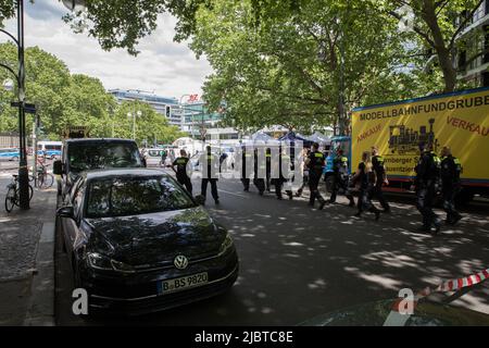 Berlino, Germania. 08th giugno 2022. Un'auto arò in un gruppo di persone il 8 giugno 2022, uccidendo una persona e ferendone molte altre. (Foto di Michael Kuenne/PRESSCOV/Sipa USA) Credit: Sipa USA/Alamy Live News Foto Stock