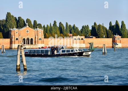 Italia, Veneto, Venezia, patrimonio mondiale dell'UNESCO, Vaporetto che naviga lungo l'isola di San Michele Foto Stock