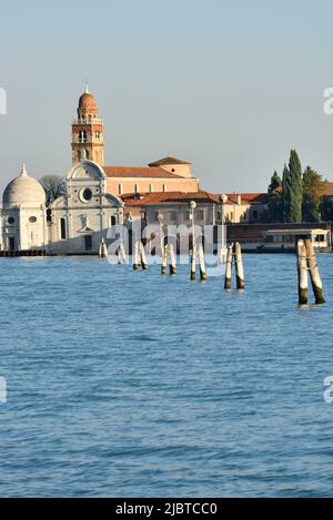 Italia, Veneto, Venezia, dichiarata Patrimonio Mondiale dell'Umanità dall'UNESCO, la chiesa di San Michele in Isola Foto Stock