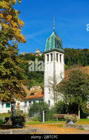 Svizzera, Schaffhausen Canton, Stein am Rhein, parte storica della città con la chiesa cattolica del Sacro cuore (Katholische Herz-Jesu-Kirche) e il castello di Hohenklingen sullo sfondo Foto Stock