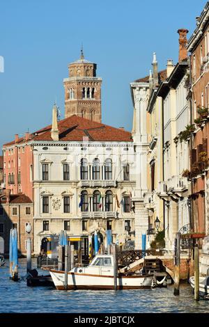 Italia, Veneto, Venezia, dichiarata Patrimonio dell'Umanità dall'UNESCO, Canal Grande, Palazzo Balbi e campanile della Basilica di Santa Maria gloriosa dei Frari Foto Stock