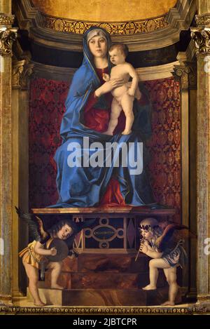 Italia, Veneto, Venezia, dichiarata Patrimonio dell'Umanità dall'UNESCO, il quartiere di San Polo, la Basilica di Santa Maria gloriosa dei Frari, Madonna col Bambino di Giovanni Bellini Foto Stock