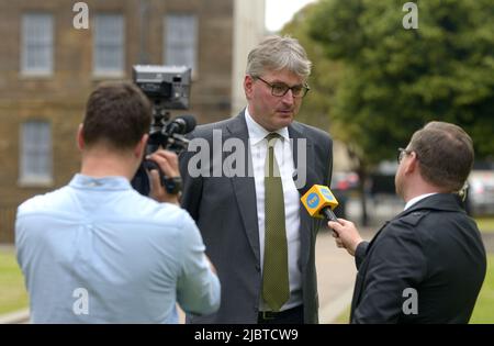 Daniel Kawczynski MP (con: Shrewsbury e Atcham) a Westminster, in fase di intervista da Maciej Woroch per TVN Polish news (in inglese) prima di un voto... Foto Stock