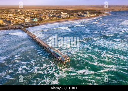 Namibia, Skeleton Coast, regione di Erongo, Swakopmund, il molo sull'Oceano Atlantico, vista aerea della costa Foto Stock