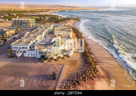 Namibia, Skeleton Coast, regione di Erongo, Swakopmund, l'Acquario, vista aerea della costa Foto Stock