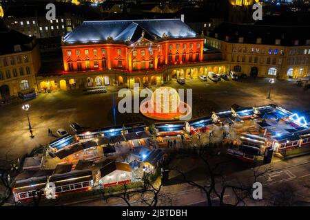 Francia, Moselle, Metz, illuminazione natalizia e mercatino di Natale Place de la Comédie (vista aerea) Foto Stock