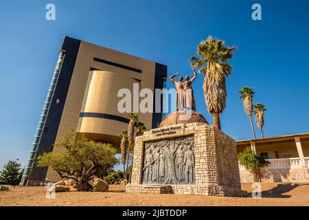 Namibia, Khomas regione, Windhoek, Independence Memorial Museum costruito dalla Corea del Nord, sulla destra l'Alte Feste (Fortezza Vecchia) con la statua di Liberazione loro sangue acque nostra libertà Foto Stock