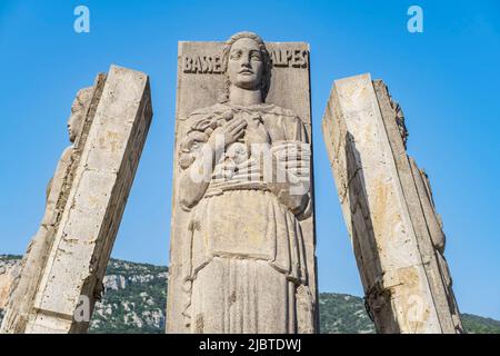 Francia, Bouches-du-Rhone, Jouques, quattro bassorilievi di Antoine Sartorio che simboleggiano i 4 dipartimenti confinanti (Alpes de Haute Provence, Bouches du Rhone, Var e Vaucluse) estratti dai piloni del vecchio ponte Mirabeau Foto Stock