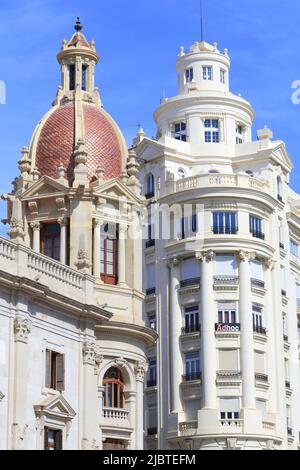 Spagna, Valencia, Piazza del Municipio (Plaza del Ayuntamiento), sull'angolo sinistro del municipio (1905) dagli architetti Francisco de Mora y Berenguer e Carlos Carbonell Pañella e sulla destra un edificio del 1930s Foto Stock