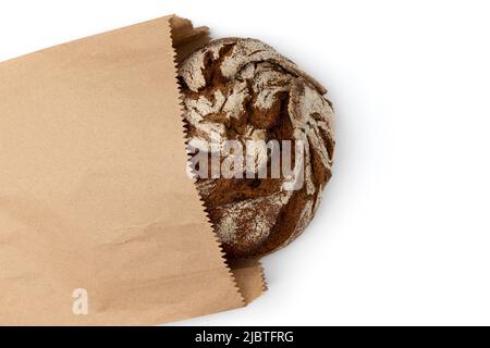 pane tradizionale di segale appena sfornato fatto in casa in sacchetto di carta isolato su sfondo bianco, vista dall'alto, pagnotta intera rotonda di pane rustico di cereali biologici con Foto Stock