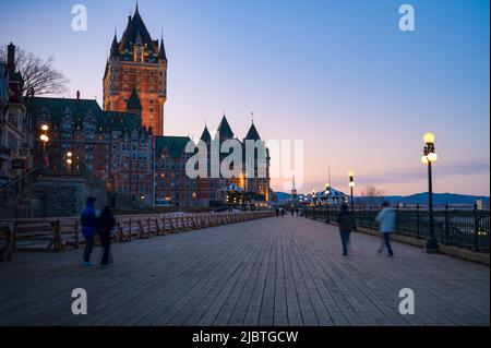 Silhouette di turisti, Chateau Frontenac e Dufferin terrazza al tramonto, Quebec città, Quebec, Canada Foto Stock