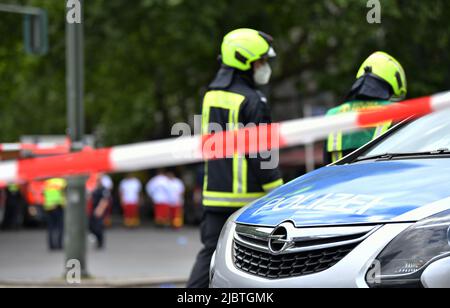 Berlino, Germania. 8th giugno 2022. Una macchina della polizia si ferma vicino al sito dove un veicolo si è schiantato in una folla a Berlino, Germania, 8 giugno 2022. Un veicolo si è schiantato in una folla di persone nella località berlinese di Charlottenburg, lasciando una persona uccisa e più di una dozzina di feriti, l'agenzia di stampa tedesca dpa ha riferito mercoledì. Credit: Ren Pengfei/Xinhua/Alamy Live News Foto Stock