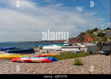 Barche colorate sulla spiaggia a Budleigh Salterton, Devon, Inghilterra Foto Stock