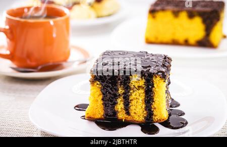 Torta di carote fatta in casa con glassa al cioccolato, dessert tipico brasiliano Foto Stock