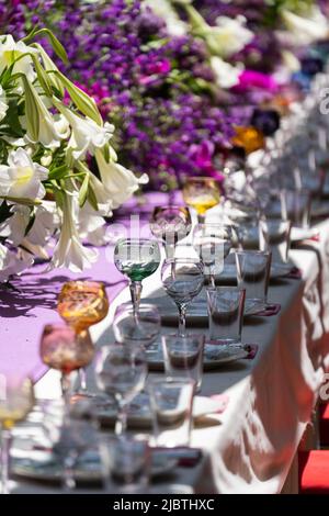 Tavolo da festa con tavolo vuoto bello per le vacanze all'aperto in estate giorno di sole. Foto Stock