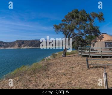 Uno yurt si affaccia sul lago Cachuma nella contea di Santa Barbara, California. Foto Stock