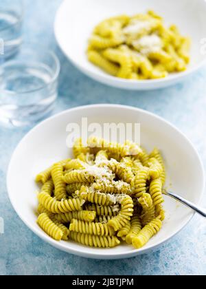 Piatto di pasta al pesto genovese, con basilico fresco, olio d'oliva, aglio e pinoli Foto Stock