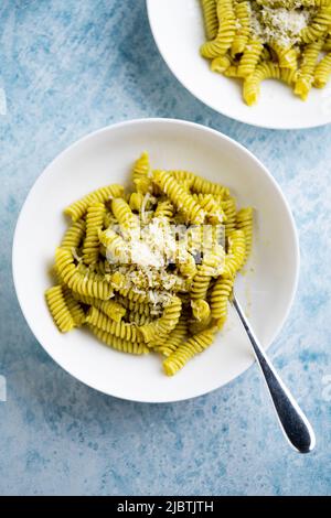 Piatto di pasta al pesto genovese, con basilico fresco, olio d'oliva, aglio e pinoli Foto Stock