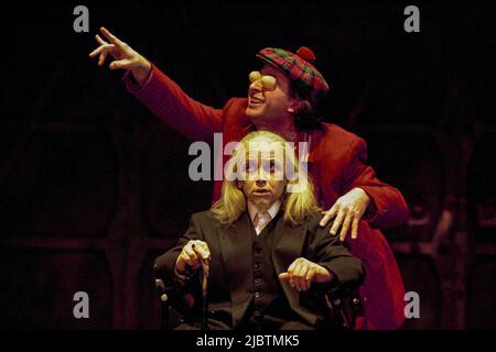 Kathryn Hunter (King Lear), Marcello Magni (Fool) nel RE LEAR di Shakespeare al Leicester Haymarket Theatre, Leicester, Inghilterra 26/02/1997 design: Pawel Dobrzycki illuminazione: Jenny cane regista: Helena Kaut-Howson Foto Stock