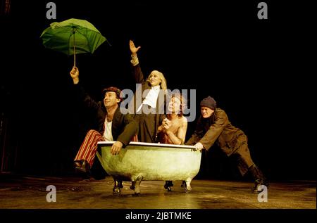 l-r: Marcello Magni (Fool), Kathryn Hunter (King Lear), Simon Roberts (Edgar), Colin McCormack (Kent) in KING LEAR di Shakespeare al Young Vic, Londra SE1 02/07/1997 a Leicester Haymarket Theatre production design & lighting: Pawel Dobrzycki regista: Helena Kaut-Howson Foto Stock