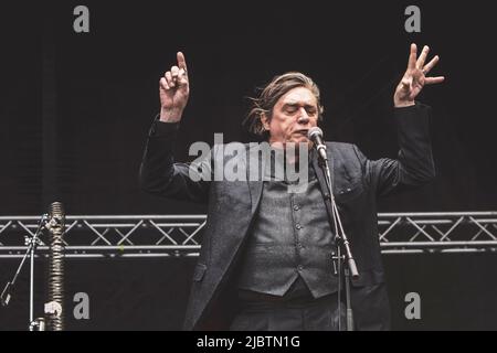 Blixa Bargeld di Einsturzende Neubauten suona sul palco con la sua band al festival Haven di Copenhagen. Foto Stock