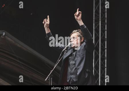 Blixa Bargeld di Einsturzende Neubauten suona sul palco con la sua band al festival Haven di Copenhagen. Foto Stock