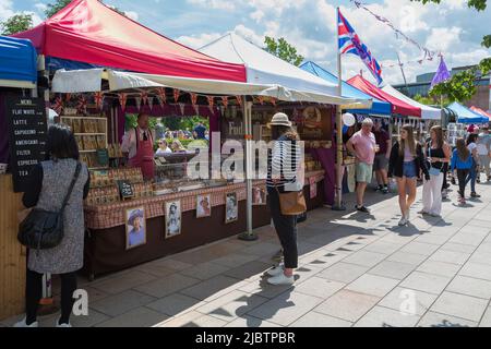 I clienti che esplorano le bancarelle di un mercato di strada durante le celebrazioni del Queens Platinum Jubilee. Foto Stock