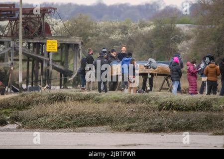 Tom Hiddleston filma scene per l'Essex Serpent che sta attualmente girando su Apple TV. Alresford, Essex Regno Unito. Aprile 2021 Foto Stock