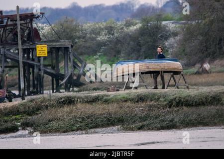 Tom Hiddleston filma scene per l'Essex Serpent che sta attualmente girando su Apple TV. Alresford, Essex Regno Unito. Aprile 2021 Foto Stock