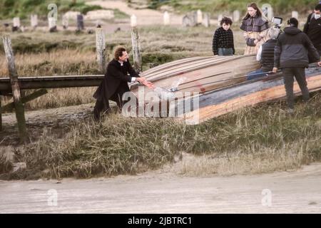 Tom Hiddleston filma scene per l'Essex Serpent che sta attualmente girando su Apple TV. Alresford, Essex Regno Unito. Aprile 2021 Foto Stock