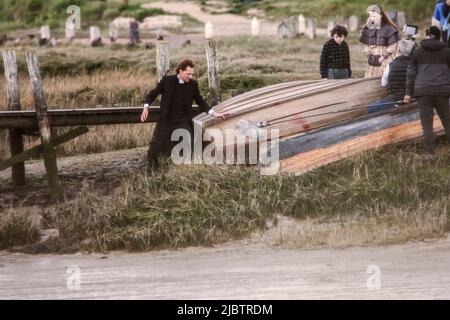 Tom Hiddleston filma scene per l'Essex Serpent che sta attualmente girando su Apple TV. Alresford, Essex Regno Unito. Aprile 2021 Foto Stock