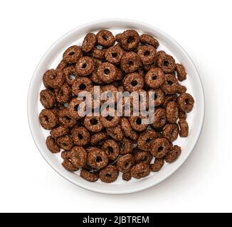 Anelli di mais al cioccolato con latte isolato su sfondo bianco, vista dall'alto Foto Stock