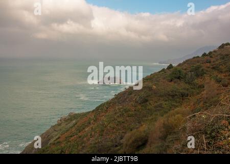 la costa vista dalle montagne Foto Stock