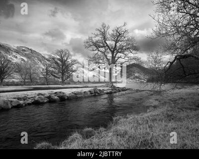 Un'immagine a infrarossi di Buttermere Dubs che scorre nel lago Buttermere nel Lake District National Park, Cumbria, Inghilterra. Foto Stock