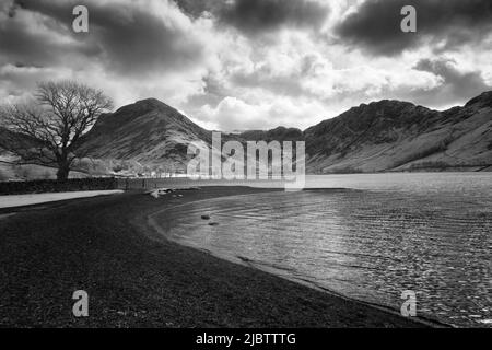 Un'immagine a infrarossi del lago Buttermere con Fleetwith Pike e Hay Stacks oltre nel Lake District National Park, Cumbria, Inghilterra. Foto Stock