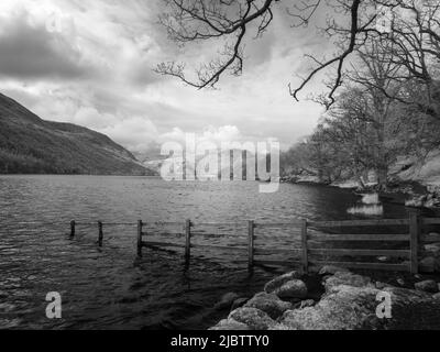 Immagine a infrarossi della riva del lago Buttermere nel Lake District, Cumbria, Inghilterra Foto Stock