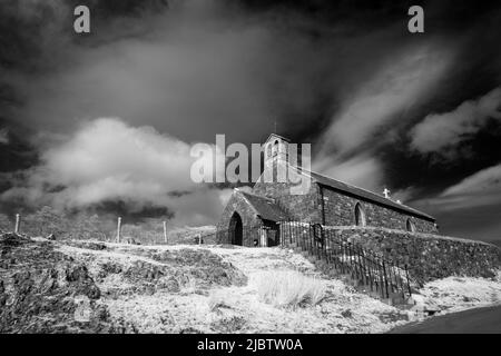 Un'immagine infrarossa della chiesa di St James nel villaggio di Buttermere nel Lake District, Cumbria, Inghilterra Foto Stock