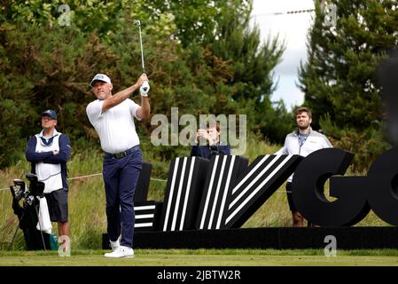 Lee Westwood si sforza sul 17th durante il Pro-Am al Centurion Club, Hertfordshire, davanti alla LIV Golf Invitational Series. Data foto: Mercoledì 8 giugno 2022. Foto Stock