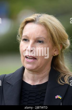 Natalie Elphicke MP (con: Dover) a Westminster, intervistato prima di un voto di fiducia in Boris Johnson, giugno 6th 2022 Foto Stock