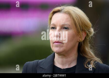 Natalie Elphicke MP (con: Dover) a Westminster, intervistato prima di un voto di fiducia in Boris Johnson, giugno 6th 2022 Foto Stock