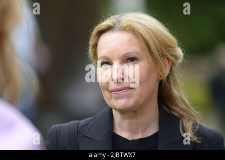 Natalie Elphicke MP (con: Dover) a Westminster, intervistato prima di un voto di fiducia in Boris Johnson, giugno 6th 2022 Foto Stock