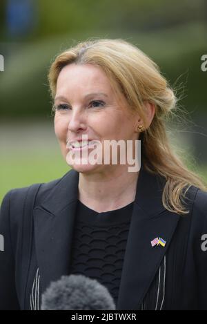 Natalie Elphicke MP (con: Dover) a Westminster, intervistato prima di un voto di fiducia in Boris Johnson, giugno 6th 2022 Foto Stock