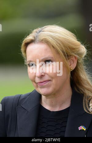 Natalie Elphicke MP (con: Dover) a Westminster, intervistato prima di un voto di fiducia in Boris Johnson, giugno 6th 2022 Foto Stock