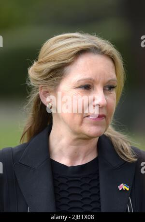 Natalie Elphicke MP (con: Dover) a Westminster, intervistato prima di un voto di fiducia in Boris Johnson, giugno 6th 2022 Foto Stock